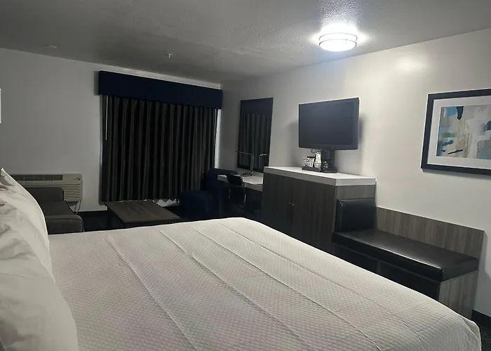 Oyster Bay Inn & Suites